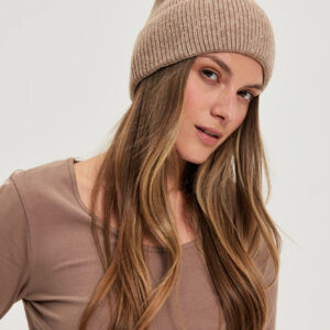 Czapka z dżetami beżowa