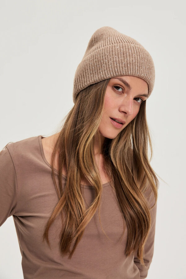 Czapka z dżetami beżowa