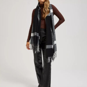 Szalik w kratę z frędzlami czarno-biały