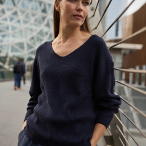 Sweter o prostym fasonie granatowy