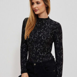 Bluzka z printem w kształcie twarzy i półgolfem czarna