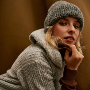 Czapka z prążkowanej dzianiny szara