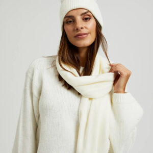 Czapka z ozdobnym splotem biała