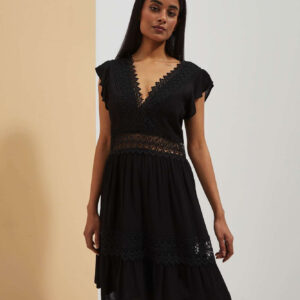 8d12f10a542d8da5a12a527150c2c293a54909f4 Sukienka boho z dekoltem w serek i koronką czarna