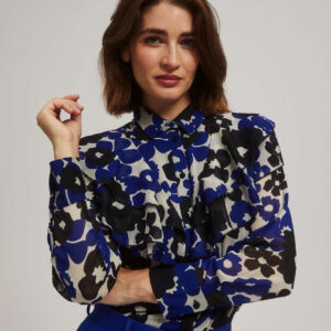 8e2e7cee0a11da70863f81f957b6be598b68b55a Koszula z kwiatowym wzorem i falbaną niebieska