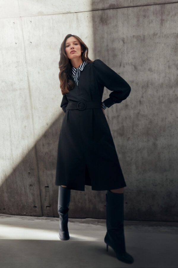 Sukienka z rozkloszowanym dołem i bufiastymi rękawami czarna