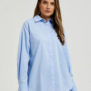 Gładka koszula z przedłużonym tyłem niebieska