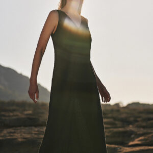 Ażurowa sukienka z dekoltem w serek czarna