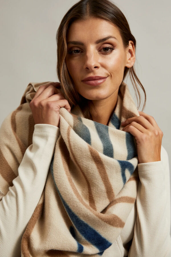 9080d9e98f42d12a9cb461769d098101336002c9 Szalik w zwierzęcy wzór beżowy