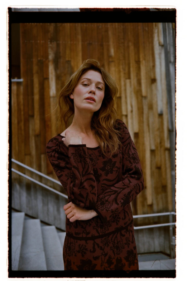 Sweter w roślinny wzór brązowy