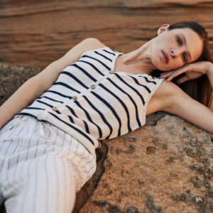 Bluzka w paski z dekoltem w serek i guzikami beżowa