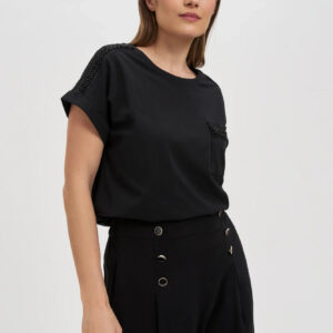 9308b1439241dfa5e03b2b32879d315e9f000b85 Bawełniany t-shirt ozdobiony koralikami czarny