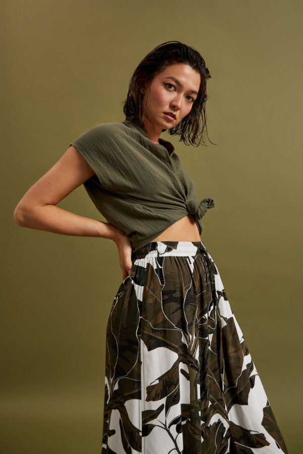 9378be274af52cba92fcf27edde6b88a2bff62e4 Bawełniana koszula z dekoltem w serek oliwkowa