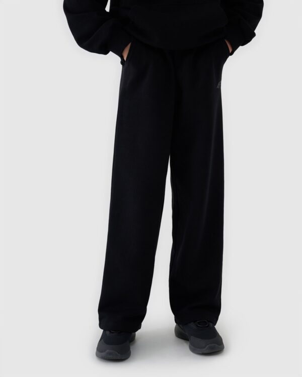 96f88394a54c8e5e2bc026cbb16025e0919c80d2 4F Spodnie dresowe z szerokimi nogawkami dziewczęce - czarne 122 (6-7 lat)