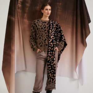 Sweter w panterkę brązowy