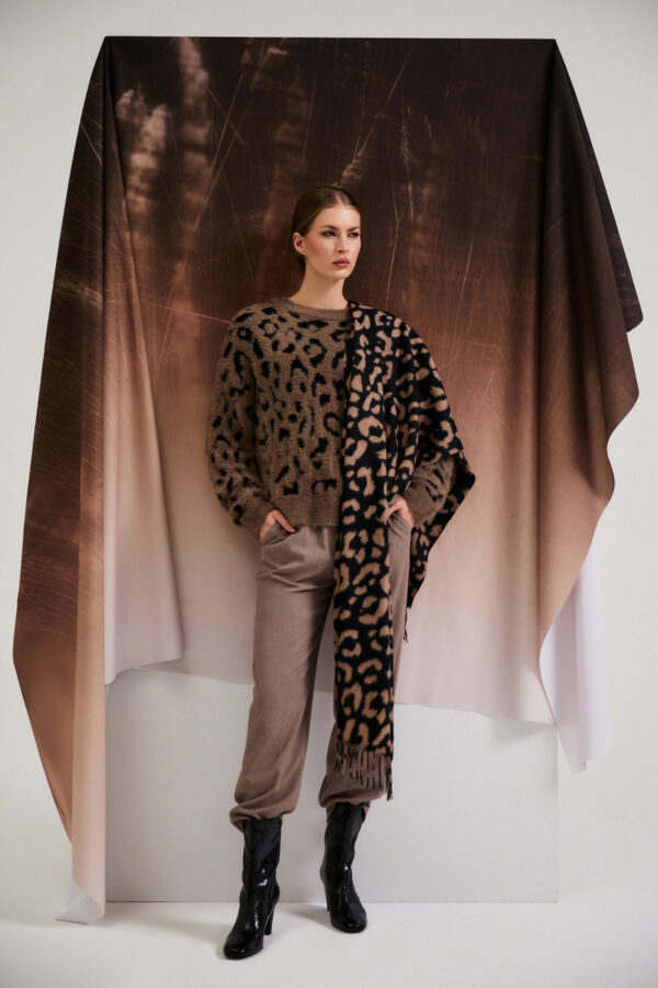 Sweter w panterkę brązowy