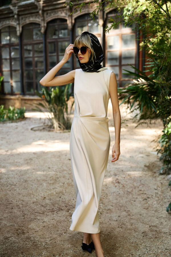 Sukienka midi z marszczeniem beżowa