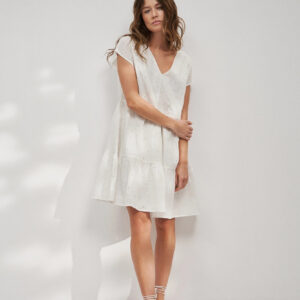 Rozkloszowana sukienka z krótkimi rękawami biała