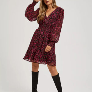 a0a334fb53f42dcad479b4b770d836e0fae4097f Sukienka z bufiastymi rękawami i dekoltem w serek czarna