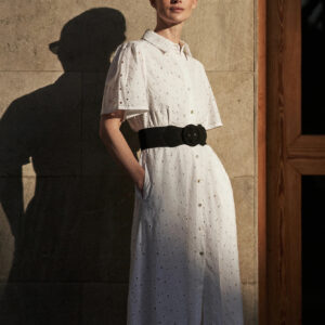 Ażurowa sukienka z wiązaniem w talii biała