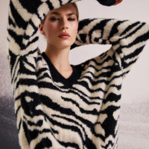 Wzorzysty sweter czarny