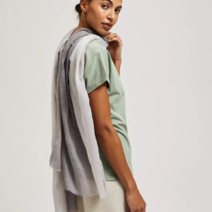 Szal letni z postrzępionym brzegiem szary