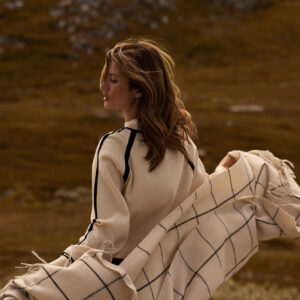 Szal w kratę biały