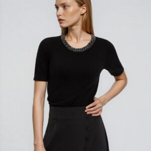 Sweter z ozdobnym dekoltem czarny