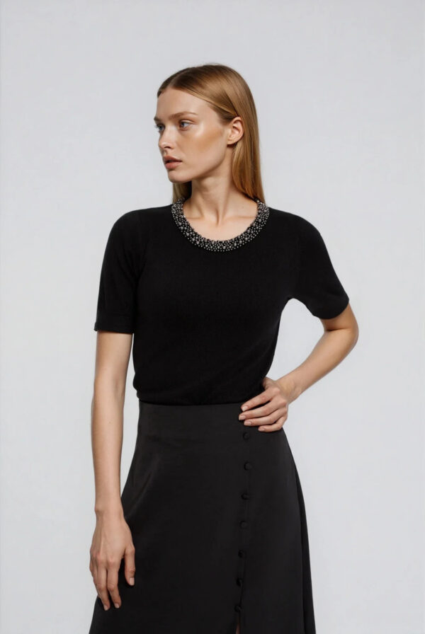 Sweter z ozdobnym dekoltem czarny