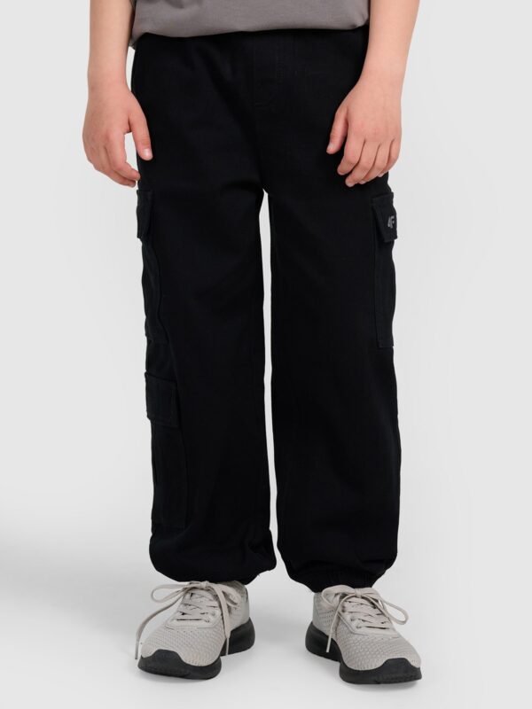 4F Spodnie casual cargo chłopięce - czarne 122 (6-7 lat)