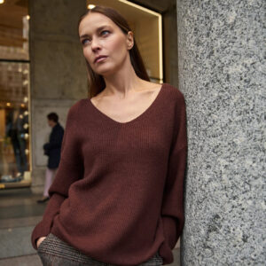 a6b8ef2d3617021c164a8c3f1f31f046cab4b6b0 Sweter o prostym fasonie brązowy