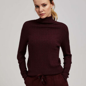 Cienki sweter z golfem kasztanowy