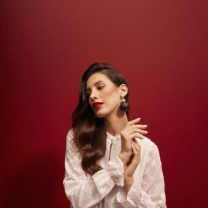 Biała koszula z ażurowymi rękawami