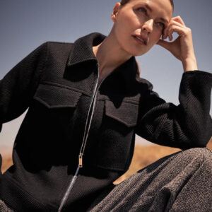 Kurtka z dużymi kieszeniami czarna