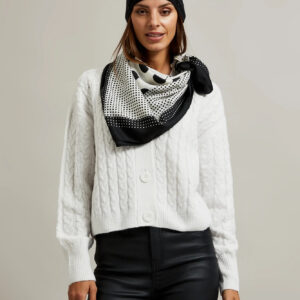 Czapka ozdobiona perełkami czarna