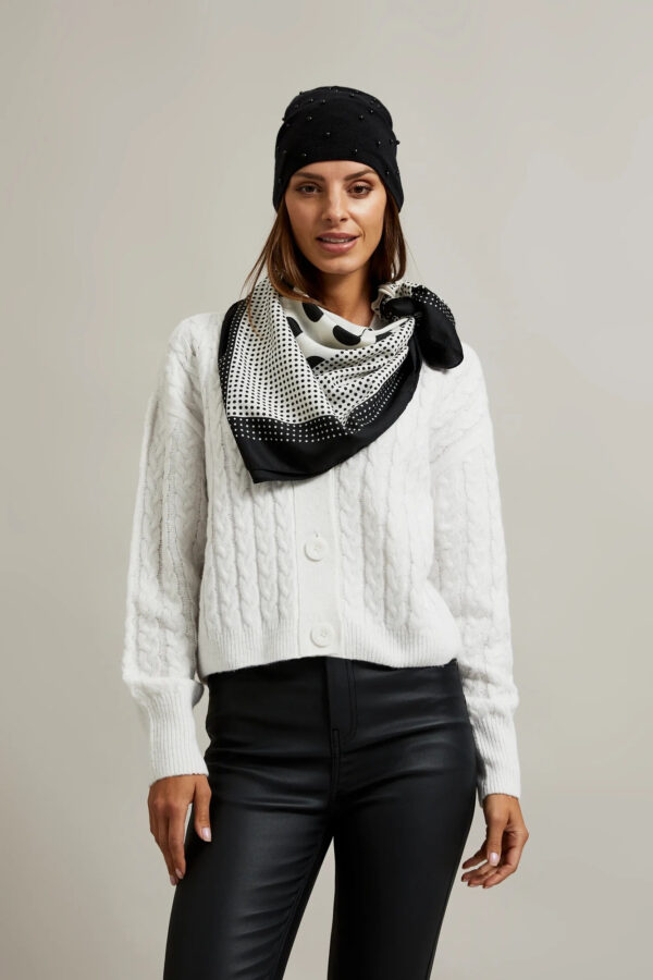 Czapka ozdobiona perełkami czarna