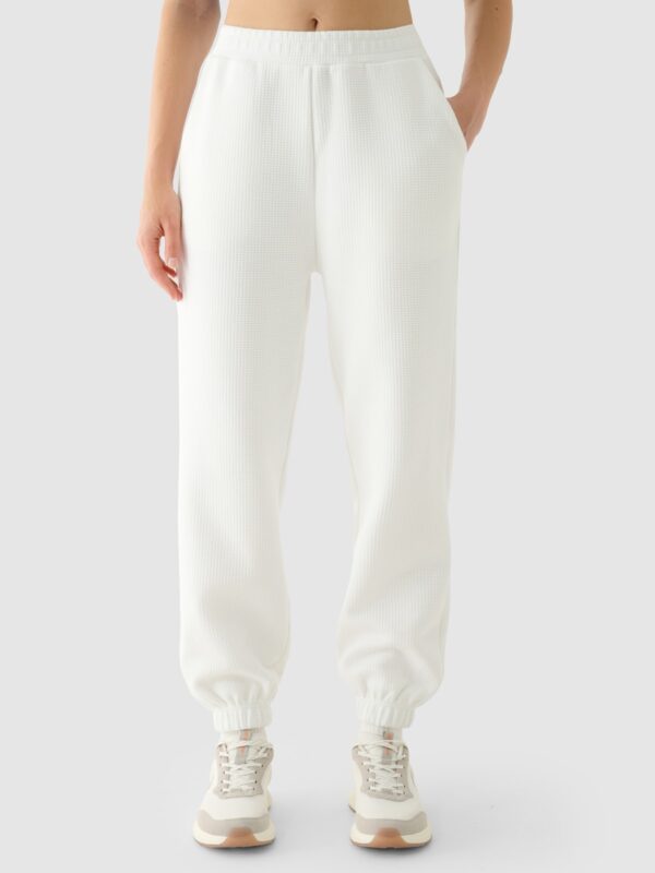 4F Spodnie dresowe joggery damskie - białe