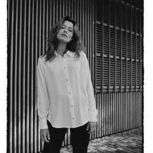 afe2ef473863f19f221855239683a0fbca841bec Koszula ze złotymi guzikami ecru