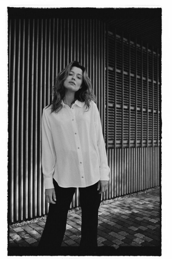 afe2ef473863f19f221855239683a0fbca841bec Koszula ze złotymi guzikami ecru