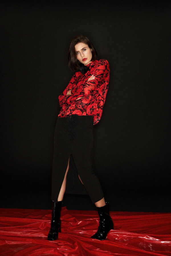 Spódnica z ozdobną różą i rozcięciem czarna