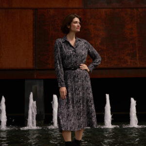 Wiskozowa sukienka z paskiem szara