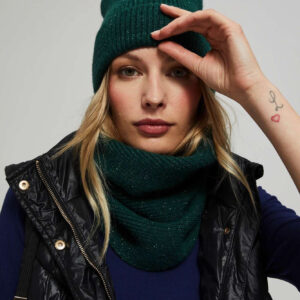 Czapka z pomponem i metaliczną nitką szmaragdowa