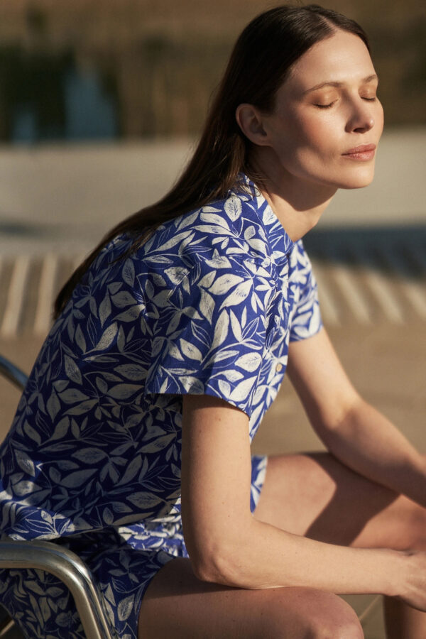 Koszula z kołnierzykiem i roślinnym wzorem niebieska