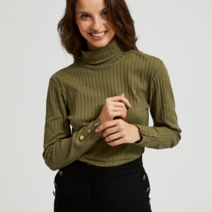 Prążkowany golf z ozdobnymi guzikami na rękawach oliwkowy