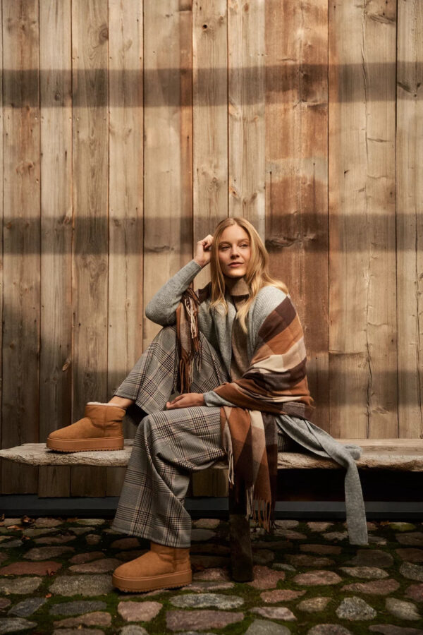 Elegancki szalik w kratę brązowy