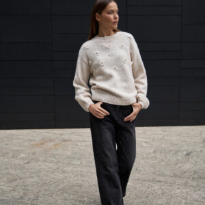 b998e25f64dee86ef17458ae44b82dbc9f370c9d Sweter z aplikacją beżowy