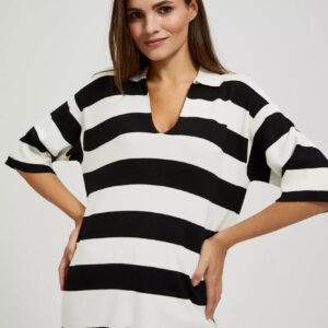 Sweter w szerokie pasy z dekoltem w serek i kołnierzykiem czarno-biały