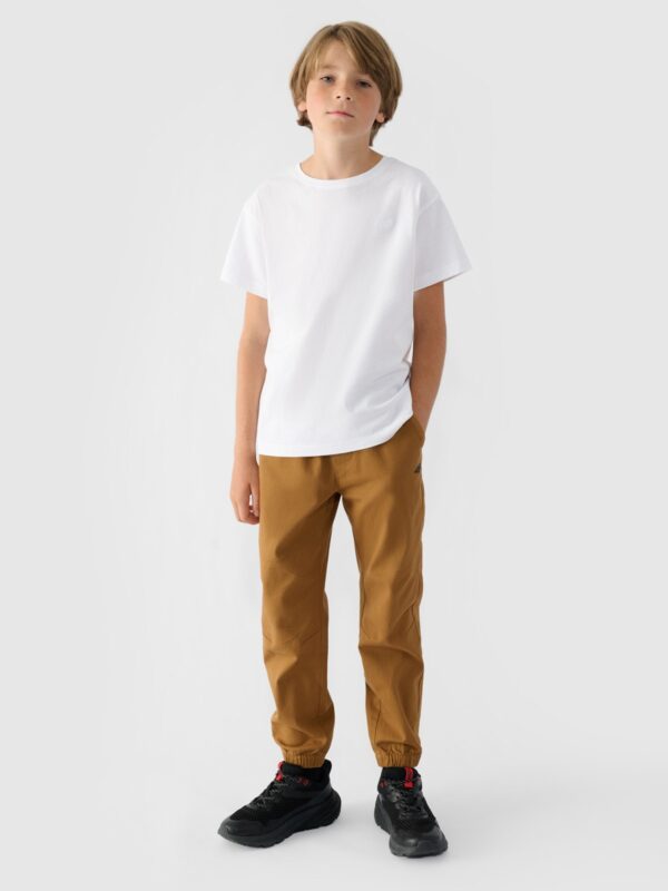 4F Spodnie casual joggery chłopięce - brązowy 122 (6-7 lat)