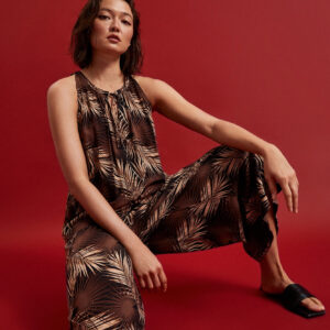 bc47554c40deebb75e9e01071eed0852fcea02c6 Koszula w tropiklany wzór z wiązanym dekoltem czarna