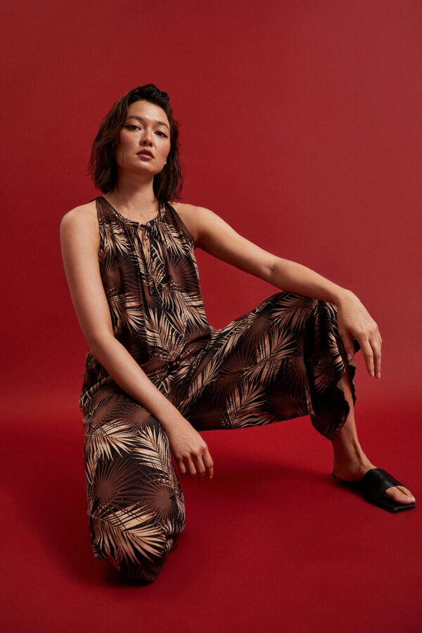 Koszula w tropiklany wzór z wiązanym dekoltem czarna